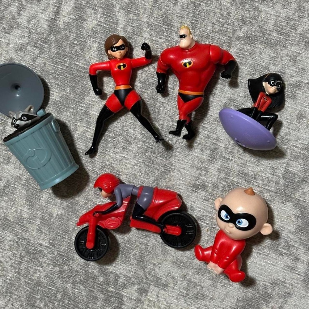 Disney Pixar Incredibles Family Figurine Pack Play Set Hero Figures Collection